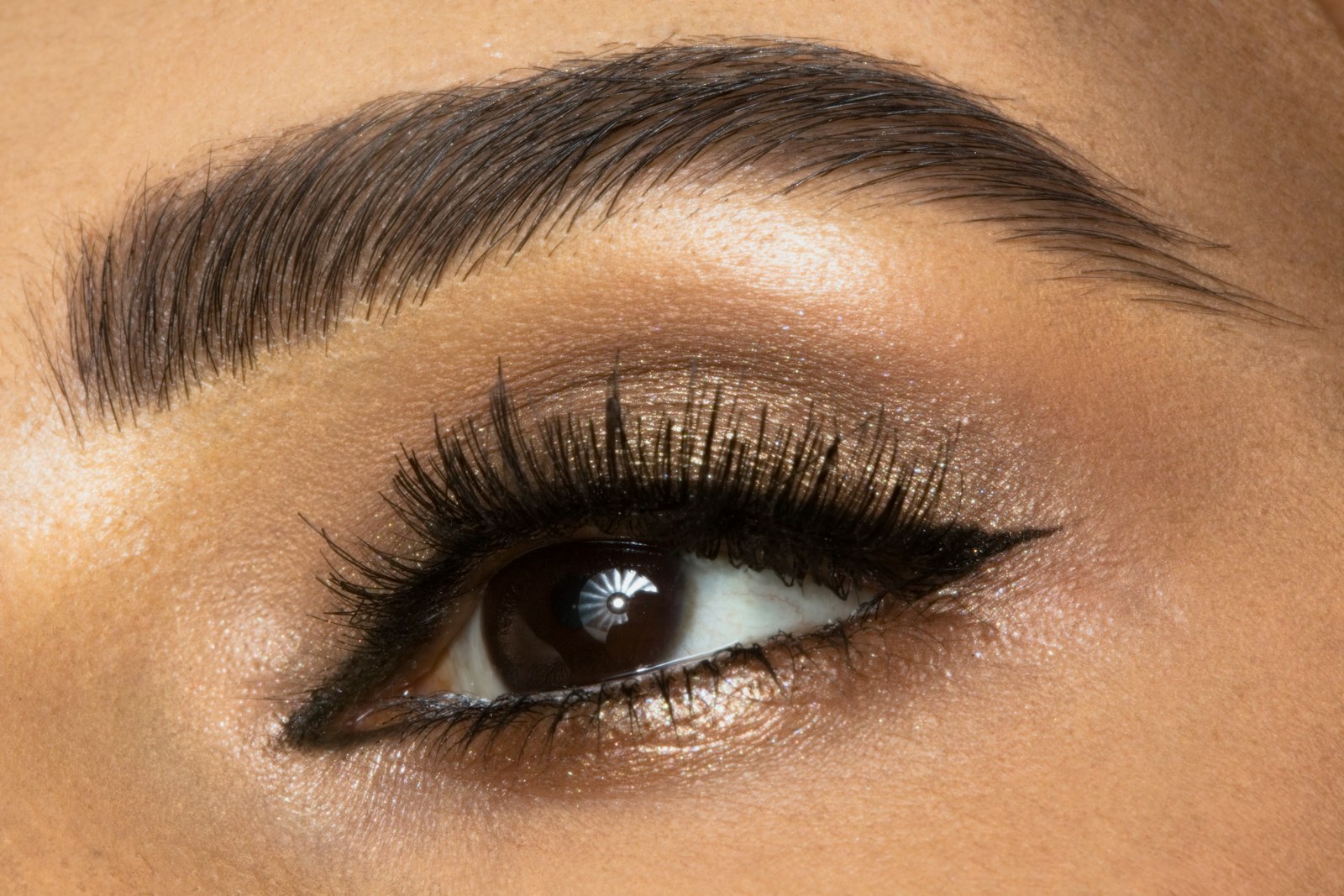 Magnetic eyelash application